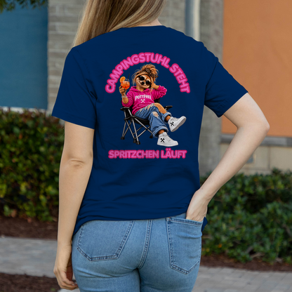 CAMPINGSTUHL STEHT - SPRITZCHEN LÄUFT  - Damen T-Shirt POTTFREI