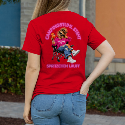 CAMPINGSTUHL STEHT - SPRITZCHEN LÄUFT  - Damen T-Shirt POTTFREI