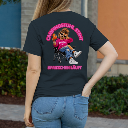 CAMPINGSTUHL STEHT - SPRITZCHEN LÄUFT  - Damen T-Shirt POTTFREI