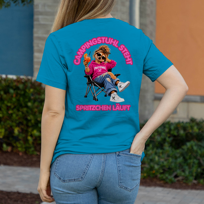 CAMPINGSTUHL STEHT - SPRITZCHEN LÄUFT  - Damen T-Shirt POTTFREI