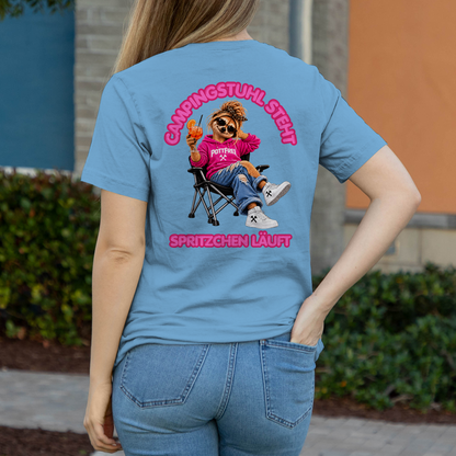 CAMPINGSTUHL STEHT - SPRITZCHEN LÄUFT  - Damen T-Shirt POTTFREI