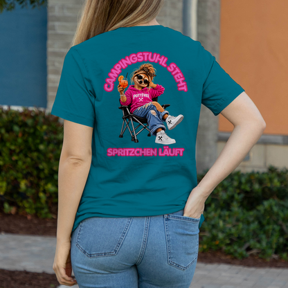 CAMPINGSTUHL STEHT - SPRITZCHEN LÄUFT  - Damen T-Shirt POTTFREI